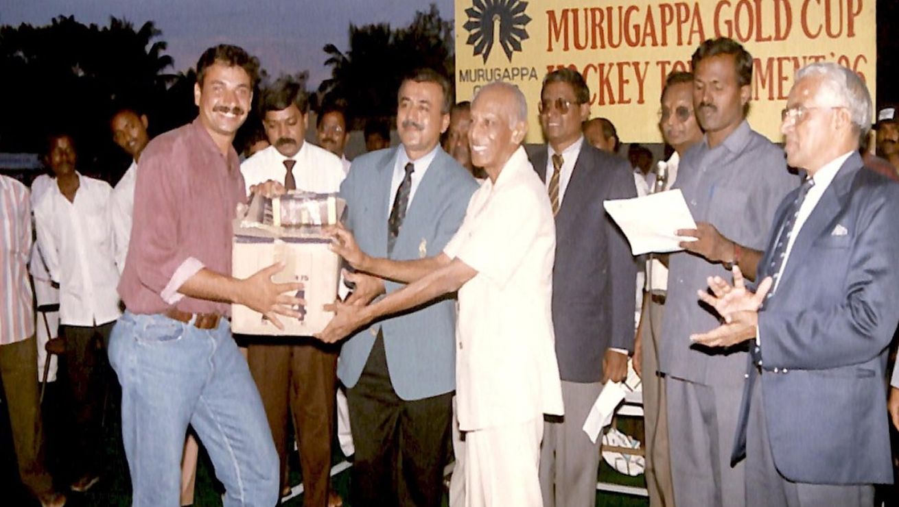 Mr AMM Arunachalam handing over the Gold Cup at the 1996 tournament